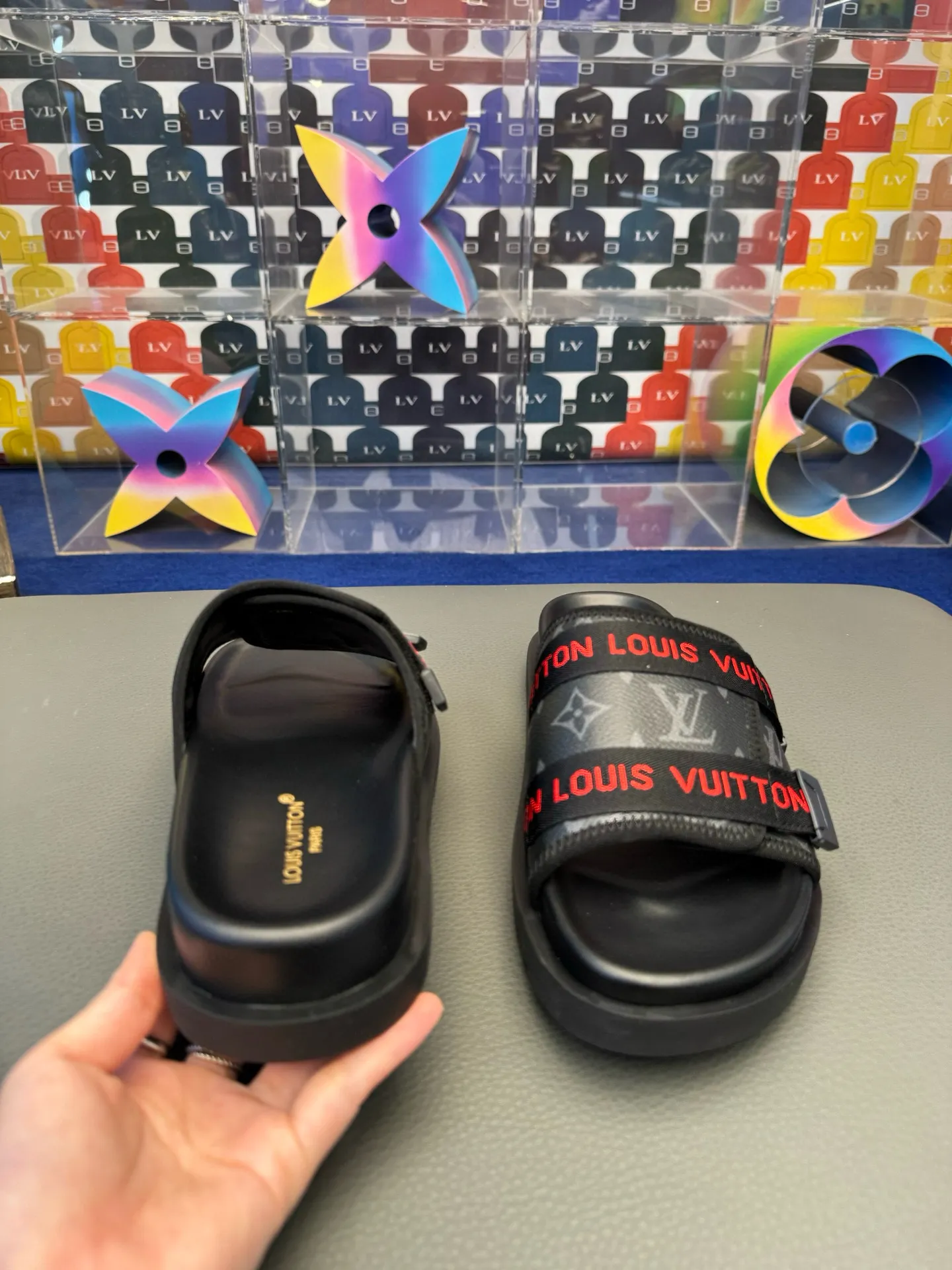 [L Home] P: 340💰Size: 38-45 Top purchasing lv men's summer slippers, classic presbyopia with soft real leather lining, unique color splicing effect, distinctive personality, fashionable and trendy essential style, light and comfortable. Lightweight and tough rubber insole, micro ridged foam outsole, super comfortable!